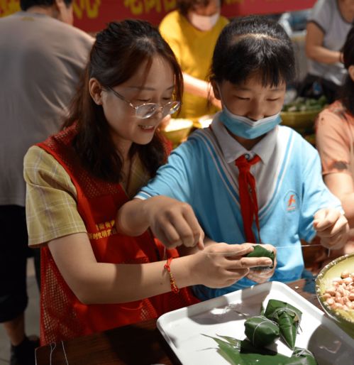 粽情端午 傳承文化——新大新攜手老街社區(qū)成功舉辦迎端午包粽子文化藝術(shù)交流活動(dòng)
